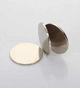 O ímã super NiCuNi do neodímio que reveste o disco aglomerado deu forma a ímãs